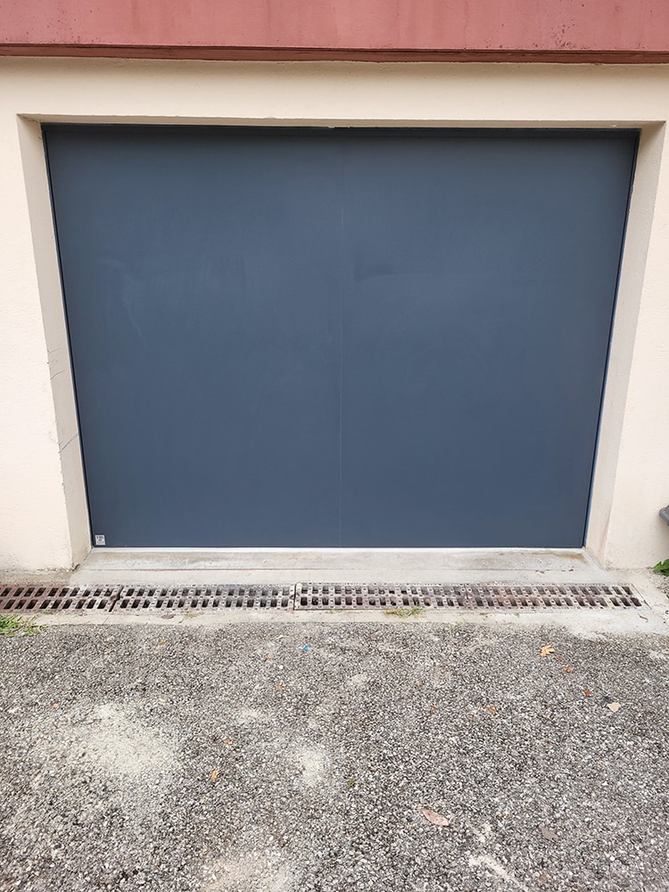 aqualock-garagenschwingtor-anthrazitgrau-außen