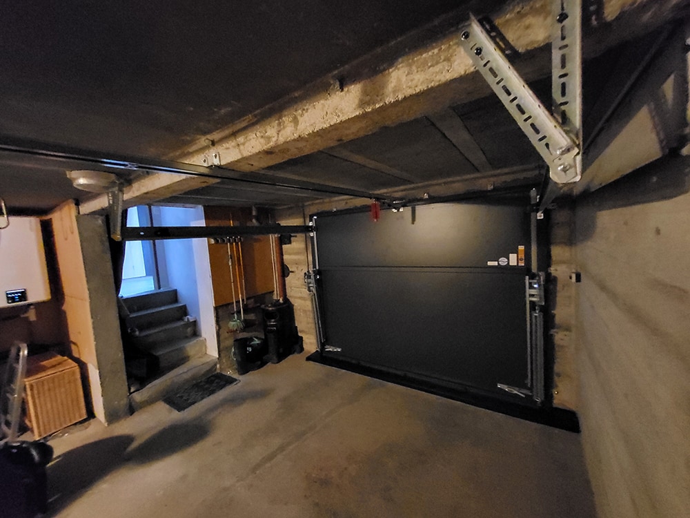 aqualock-garagenschwingtor-anthrazitgrau-mit-isolierung-innen