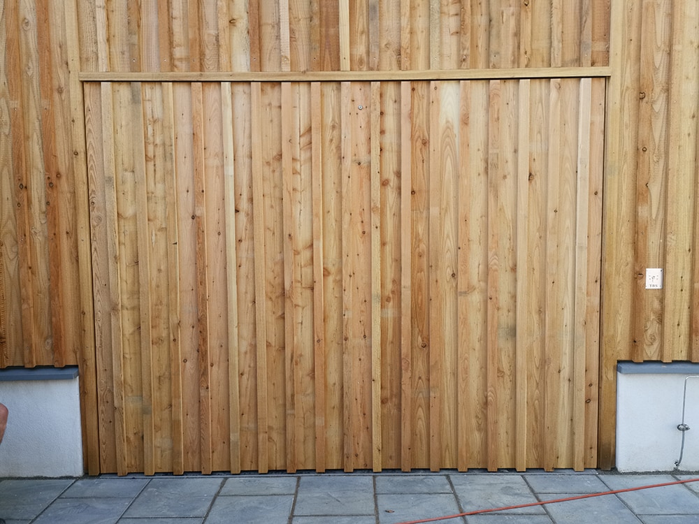 aqualock-garagenschwingtor-außen-mit-holzverschalung