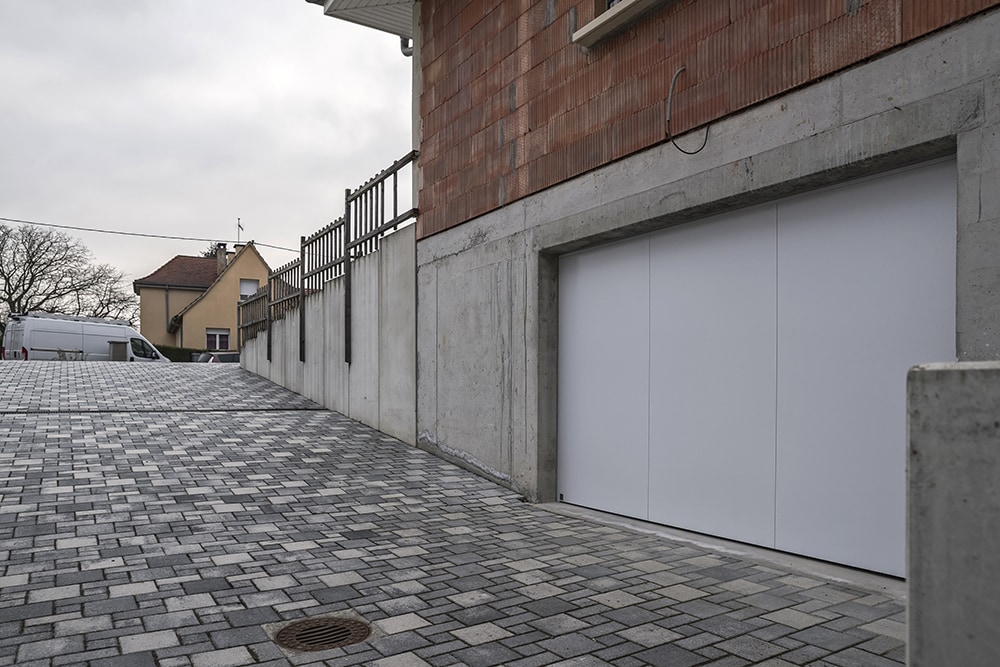 aqualock-garagenschwingtor-außen-weiß-elsass