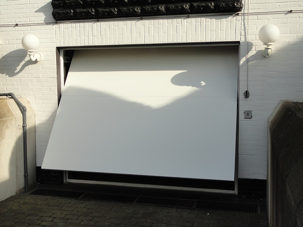 aqualock-garagenschwingtor-außen-weiß-geöffnet