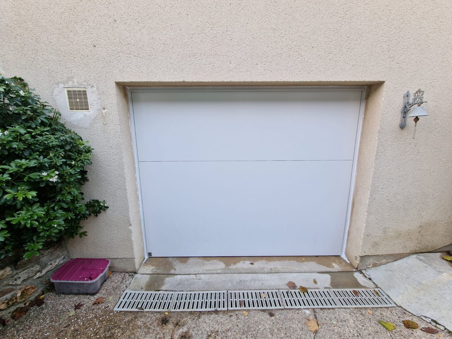 aqualock-garagenschwingtor-außen-weiß