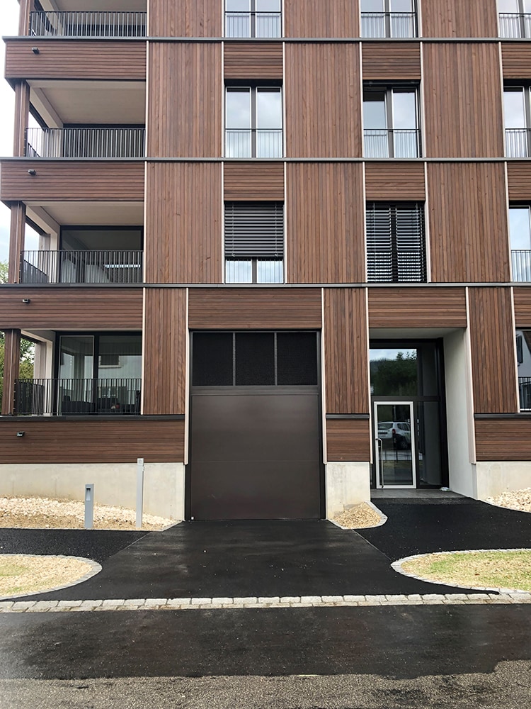 aqualock-garagenschwingtor-braun-außen