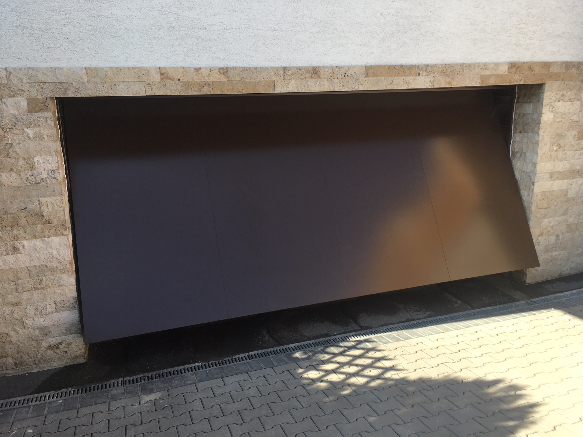 aqualock-garagenschwingtor-v500-außen-geöffnet-braun