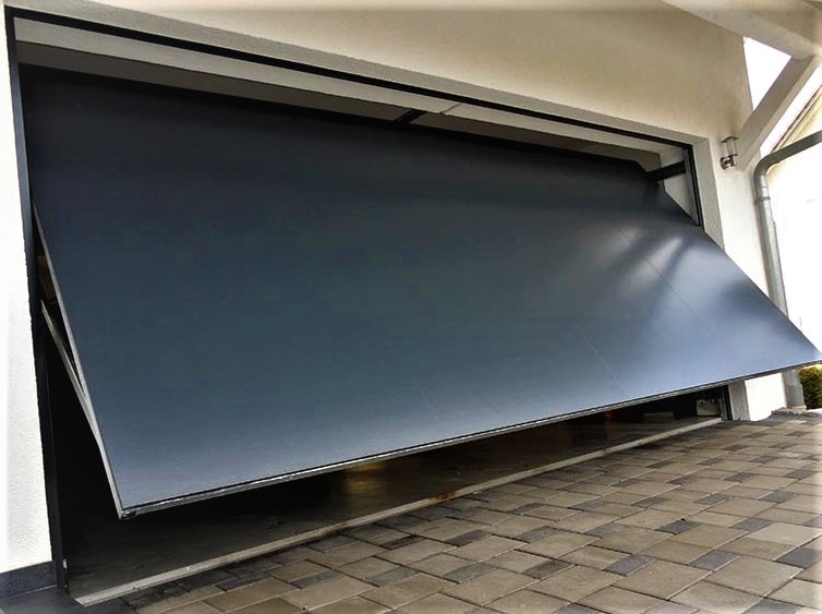 aqualock-garagenschwingtor-v500-außen-grau-geöffnet