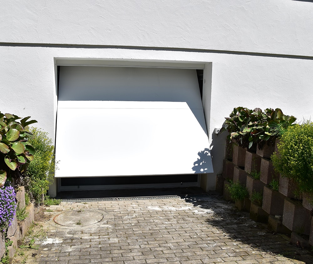 aqualock-garagenschwingtor-weiß-außen-geöffnet