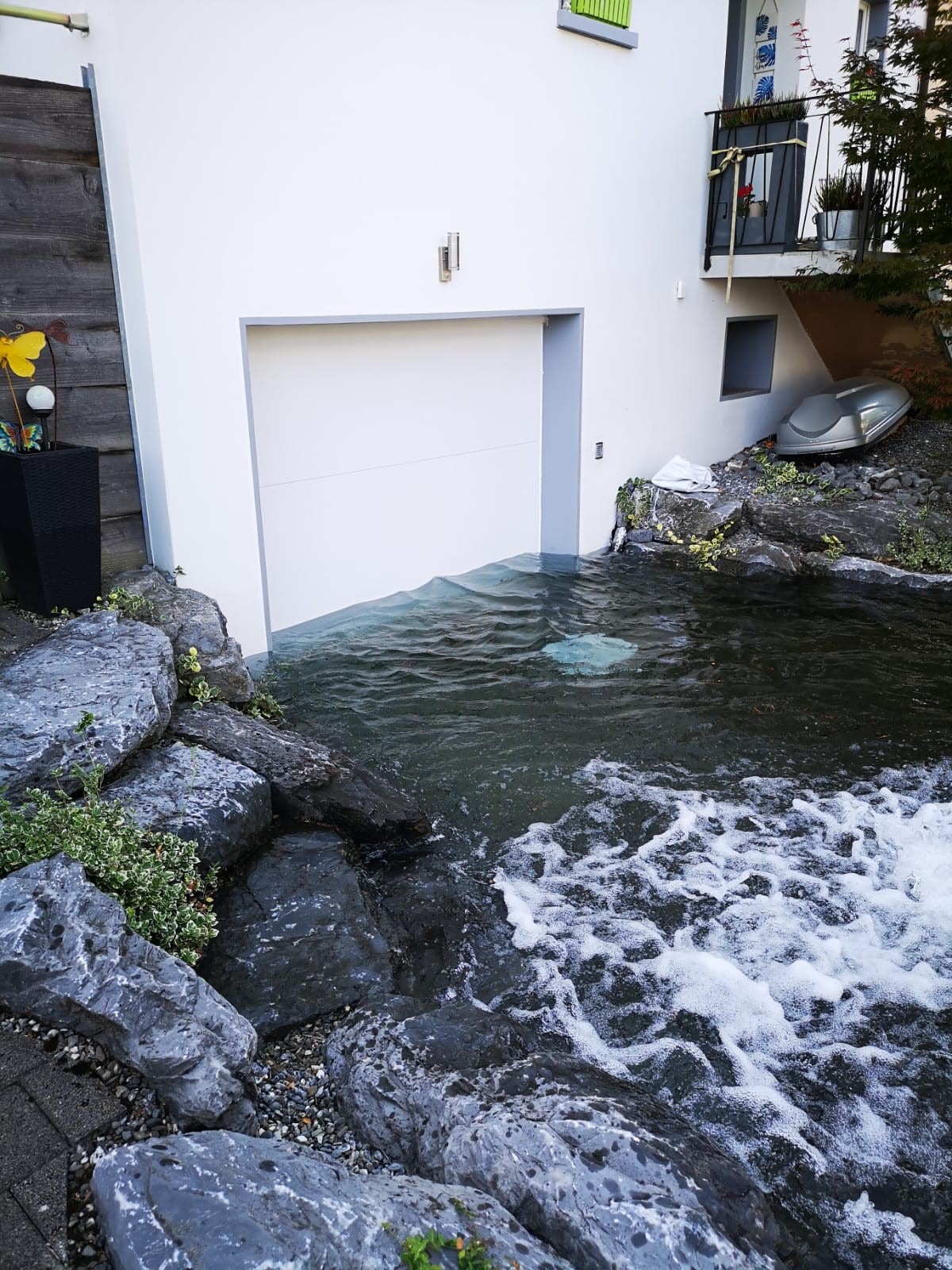 aqualock-garagenschwingtor-weiß-außen-im-wassertest