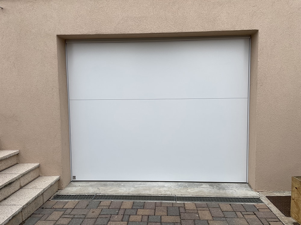 aqualock-garagenschwingtor-weiß-außen