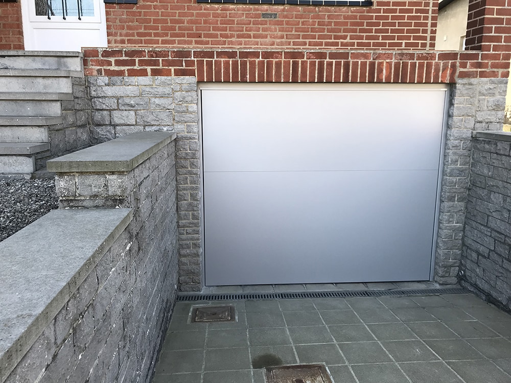 aqualock-garagenschwingtor-weiß