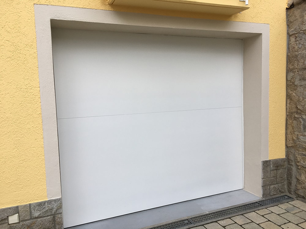 aqualock-garagenschwingtor-weiß_außen