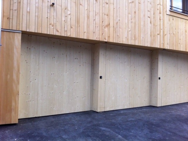 aqualock-garagenschwingtore-außen-mit-holzverschalung