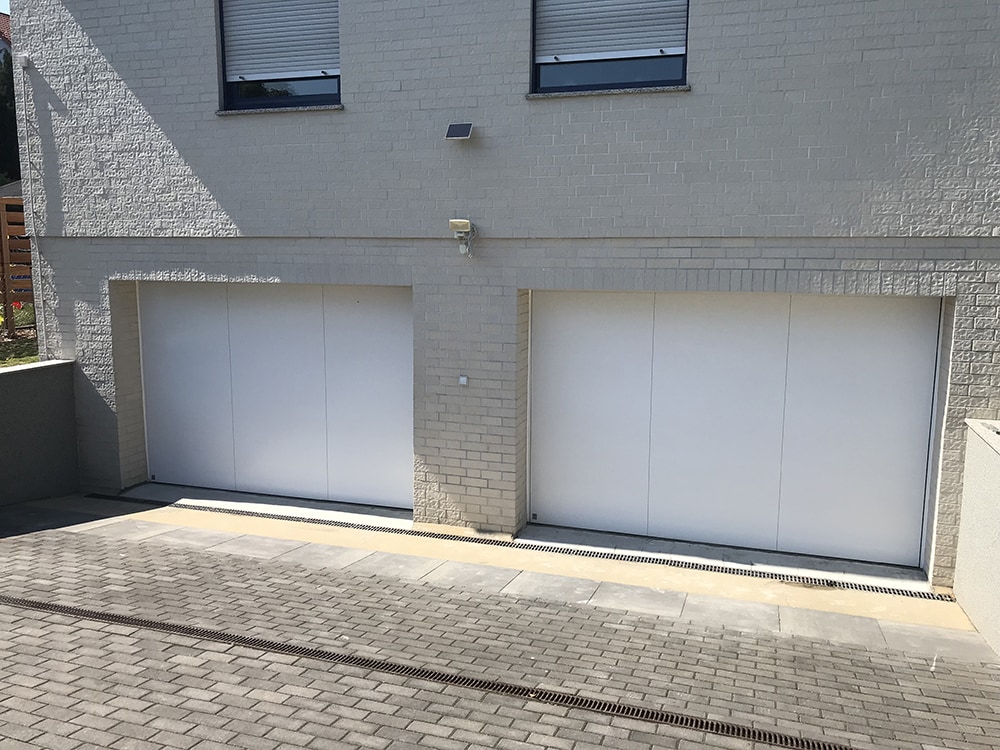 aqualock-garagenschwingtore-außen-weiß