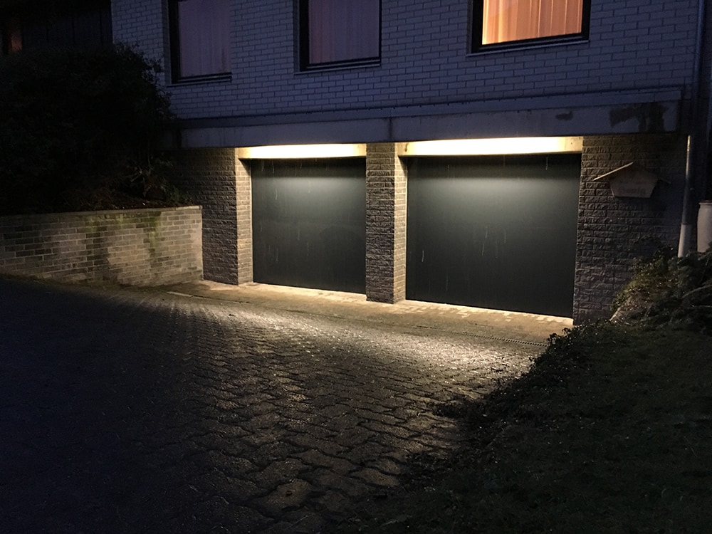 aqualock-garagenschwingtore-grau-außen