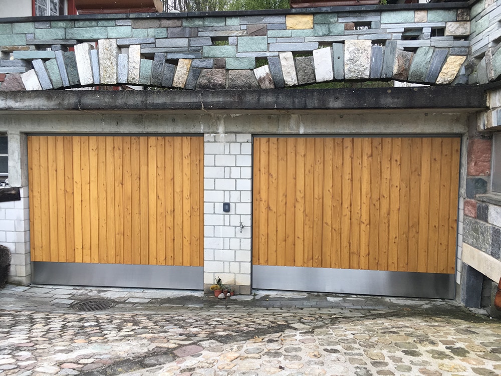 aqualock-garagenschwingtore-mit-holzverschalung