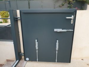 aqualock-hoftor-nach-außen-öffnend-innen-geöffnet-mit-türdrücker