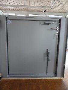 aqualock-hoftor-nach-innen-öffnend-innen-mit-türdrücker