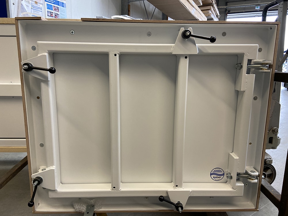 aqualock-klappe-mit-scharnieren-geschlossen-weiß