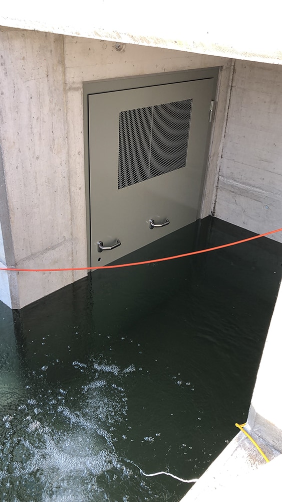 aqualock-nebentür-v6-außen-im-wassertest