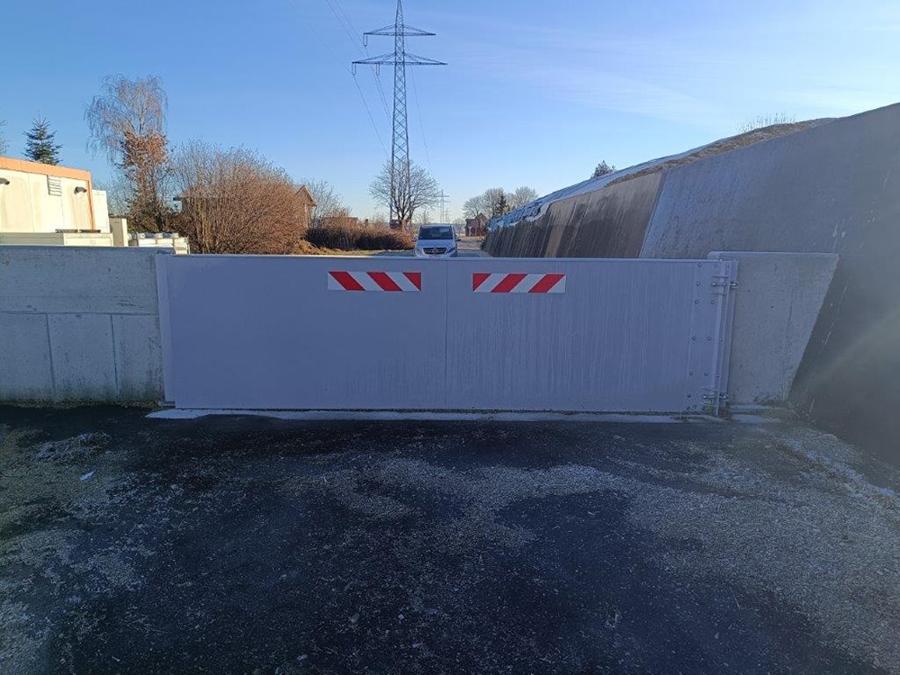 aqualock-portal-nach-innen-öffnend-grau-außen-biogas ausführung