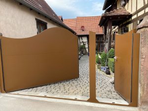 aqualock-portal-nach-innen-öffnend-mit-integriertem-hoftor-außen-geöffnet