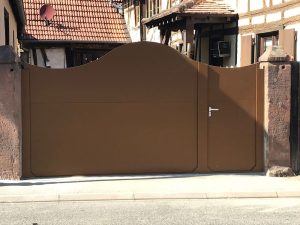 aqualock-portal-nach-innen-öffnend-mit-integriertem-hoftor-außen-geschlossen