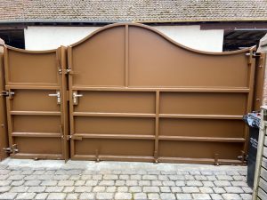 aqualock-portal-nach-innen-öffnend-mit-integriertem-hoftor-innen-geschlossen