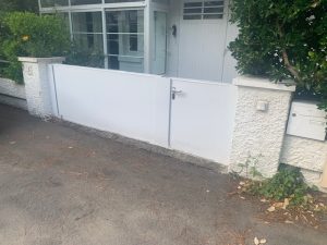 aqualock-portal-nach-innen-öffnend-mit-intergriertem-hoftor-außen-weiß