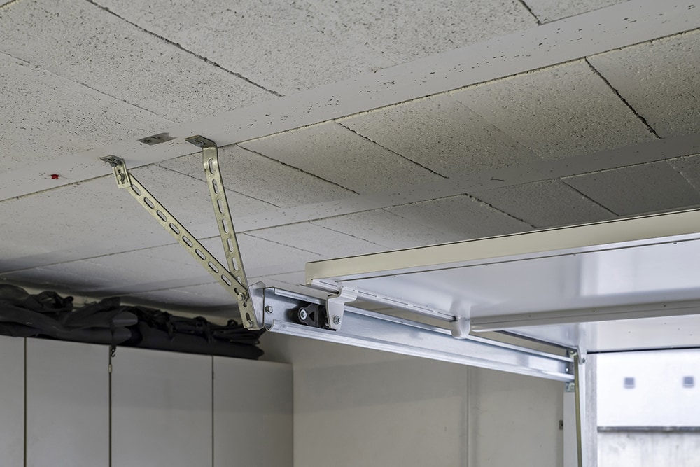 details-aqualock-garagenschwingtor-laufschiene