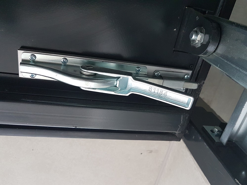 details-aqualock-garagenschwingtor-zusatzverriegelung-geöffnet