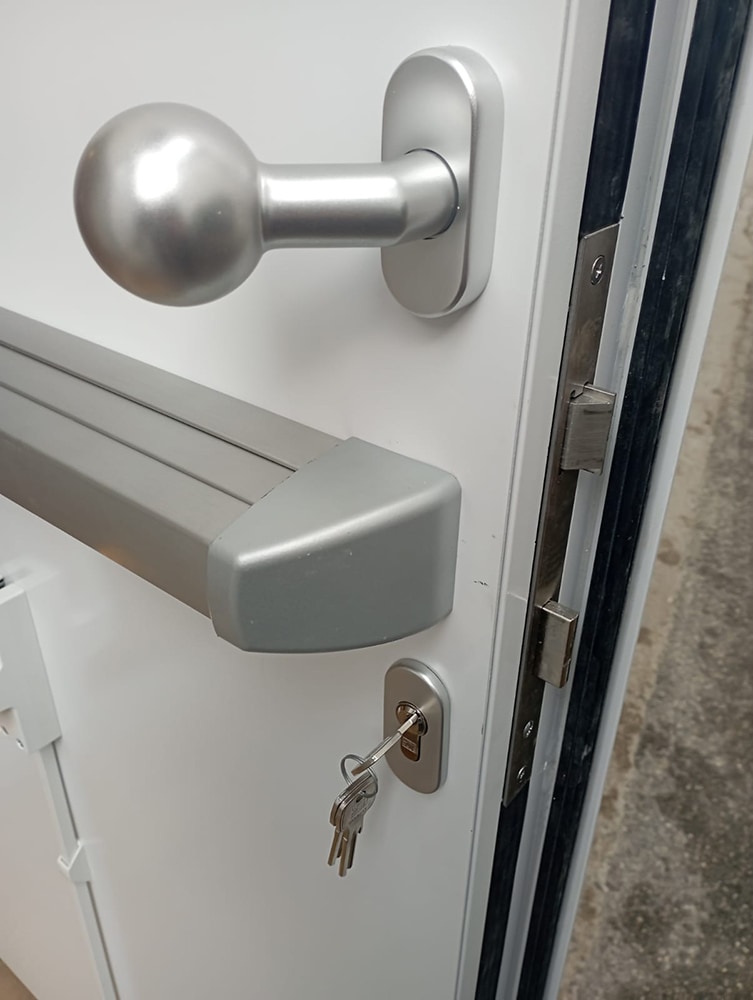 details-aqualock-tür-v1-innen-mit panikdruckstange